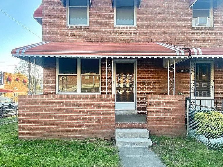 1st image of 3018 Larue Sq E