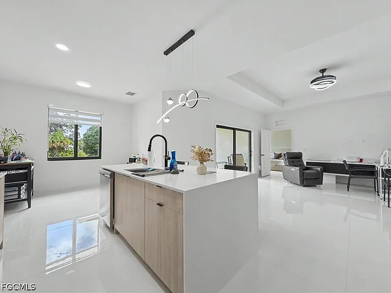 402 Thompson Ave — Photo 11