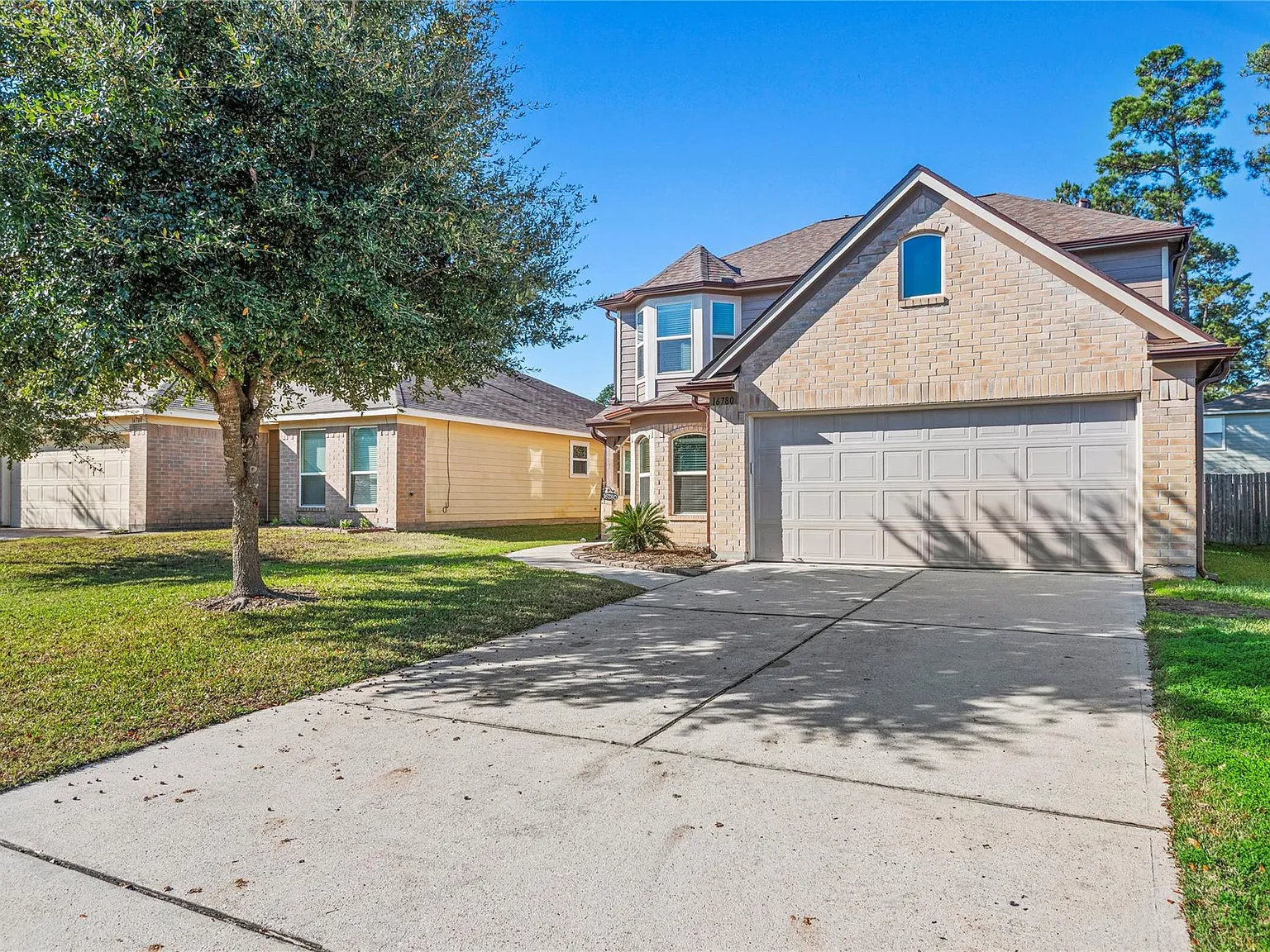 3 bed, 2.5 bath, 2356 sqft, $2,000 — Photo 2