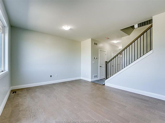 3rd image of 104 Eagle St