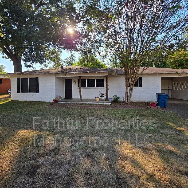 3 bed, 1.0 bath, $1,500 — Photo 1