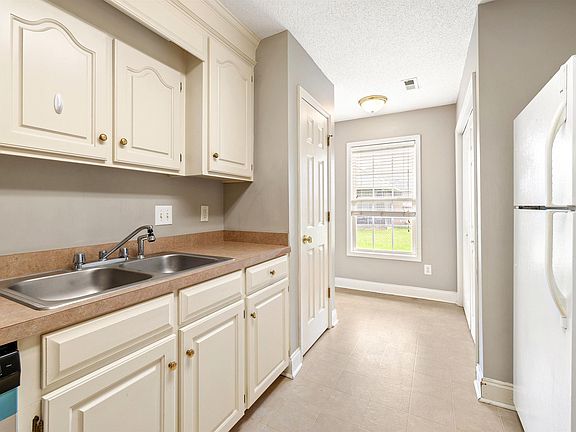 4th image of 3540 Landmark Dr