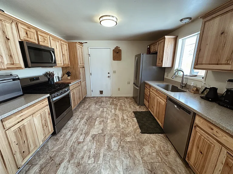 1314 NE Thompson Dr — Photo 4