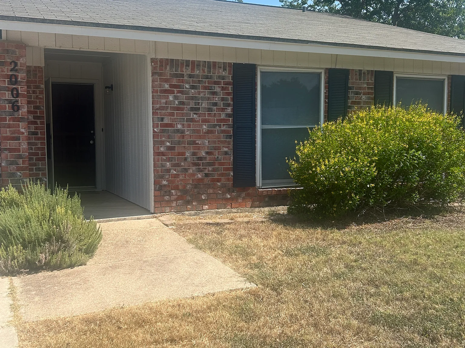 2006 Carnation Ln — Photo 2