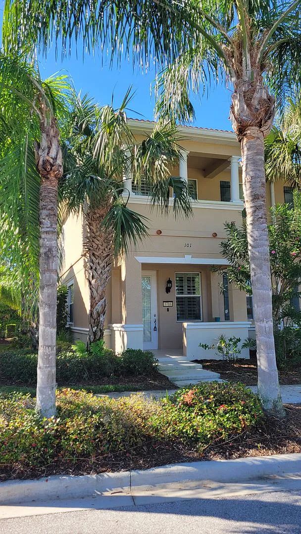 Seasonal ONLY 3/2 1/2 townhome in San Michele in lakefront community just north of University! — Photo 2