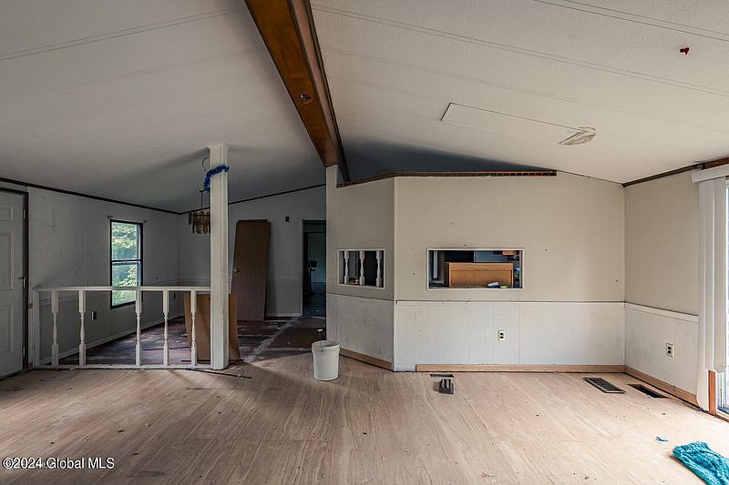 5th image of 100 Holly Lane
