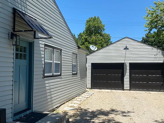 additional side door access into kitchen and automated garage door