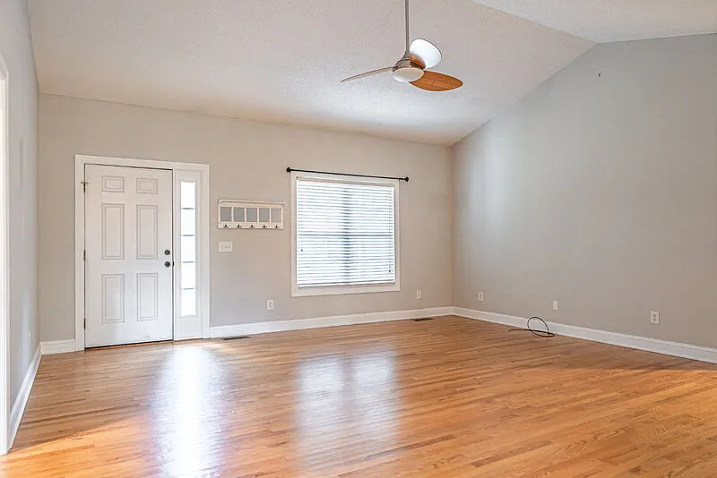 3 bed, 2.0 bath, 1498 sqft, $2,200 — Photo 3