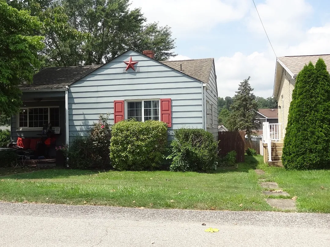 2708 E St photo 1