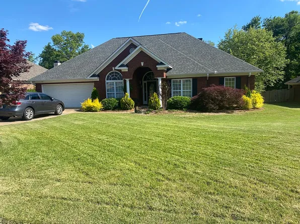 458 Shadow Wood Dr, Smiths Station, AL 36877