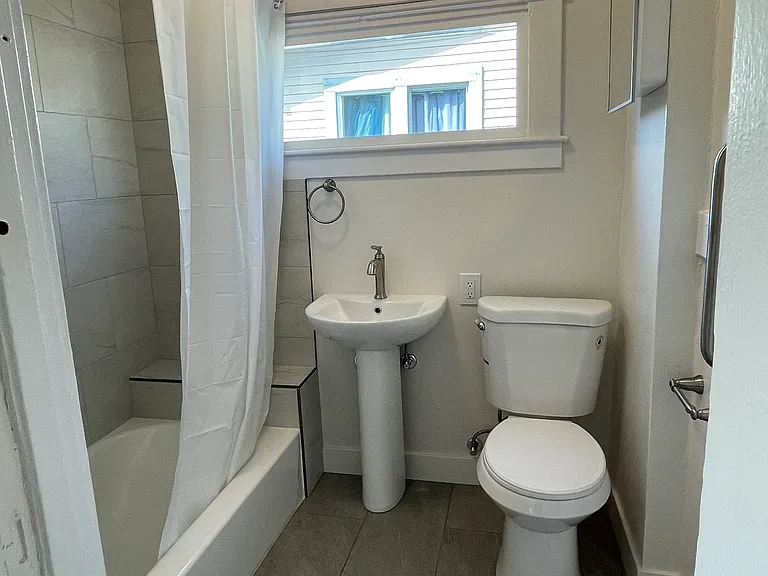 515 N Burlington Ave — Photo 12