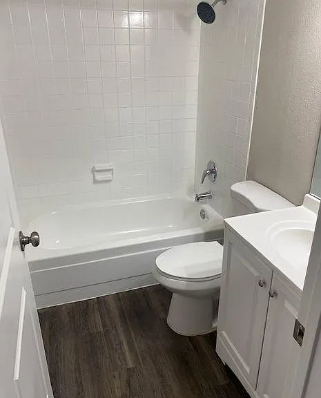 Oakbrook Village Apartments — Photo 30