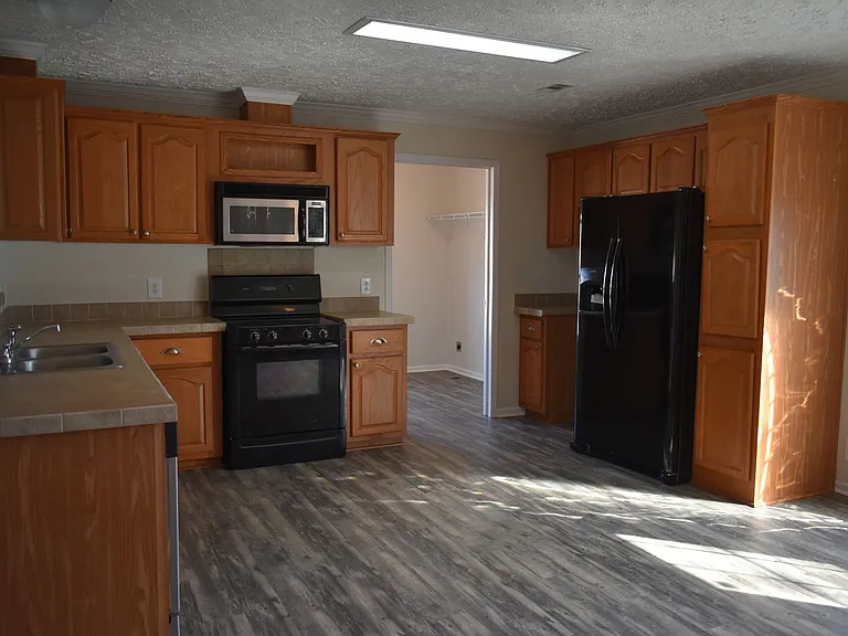 111 W Putnam St — Photo 3