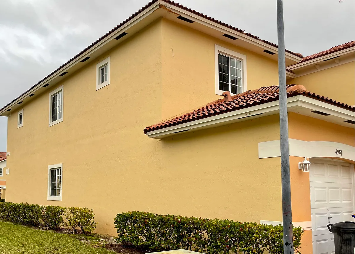 Building Photo - 4987 SE Mariner Garden Cir