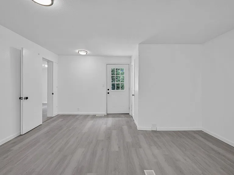 1128 W Broadway St — Photo 16