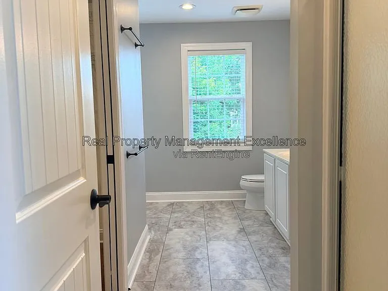 305 Holly Thorn Trce — Photo 30