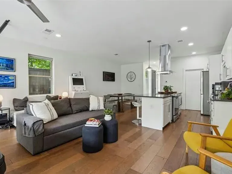 4413 Roseland Ave — Photo 8