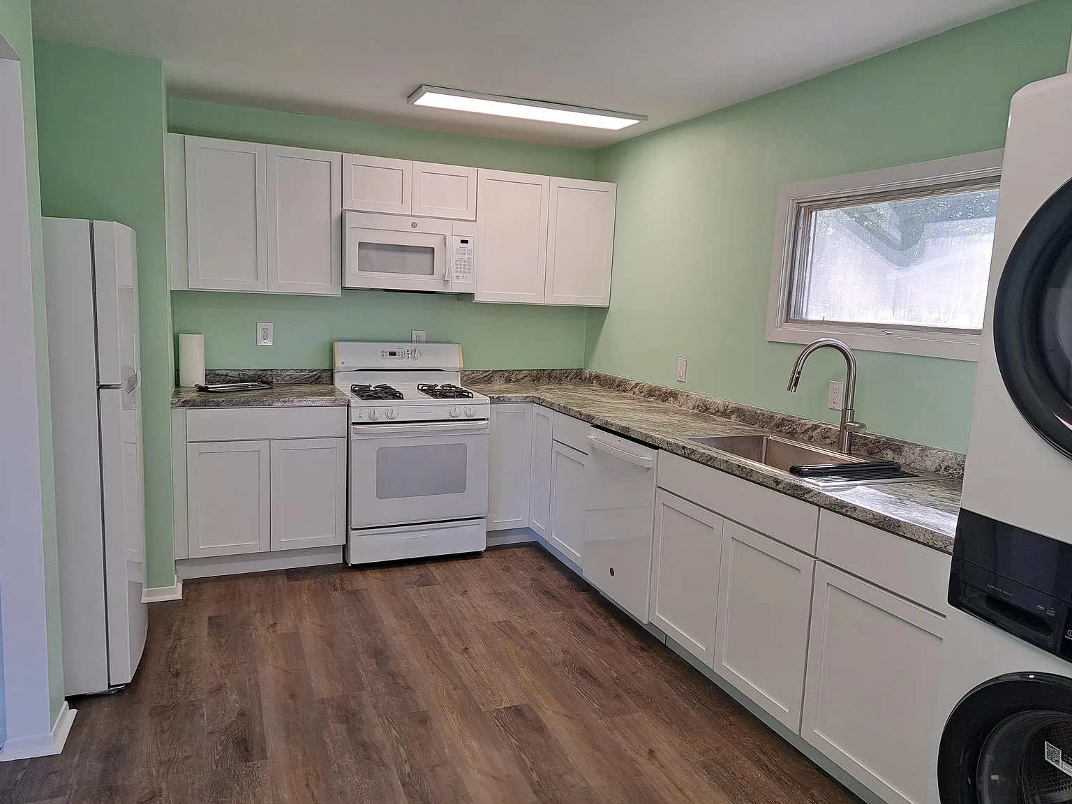 3 bed, 1096 sqft, $1,995 — Photo 4