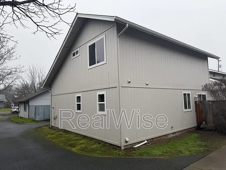 241 NE School St — Photo 4