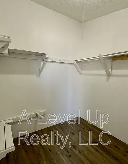 315 W Lee St — Photo 27