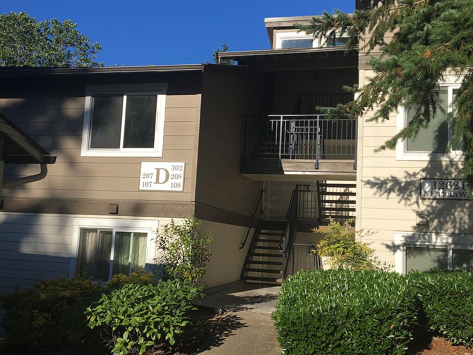 Building's entrance - Top floor unit