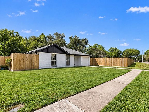 2nd image of 5207 Castlecreek Ln