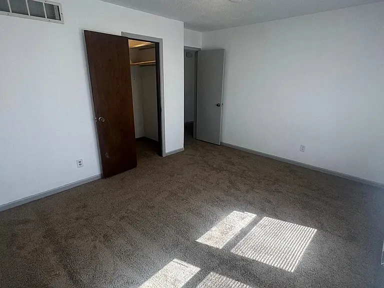 429-431 Maple Grove Way — Photo 11