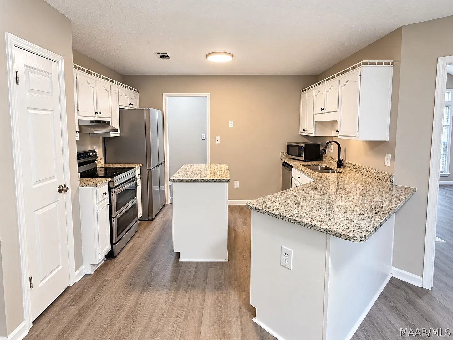 3 bed, 2.0 bath, 1464 sqft, $1,735 — Photo 3