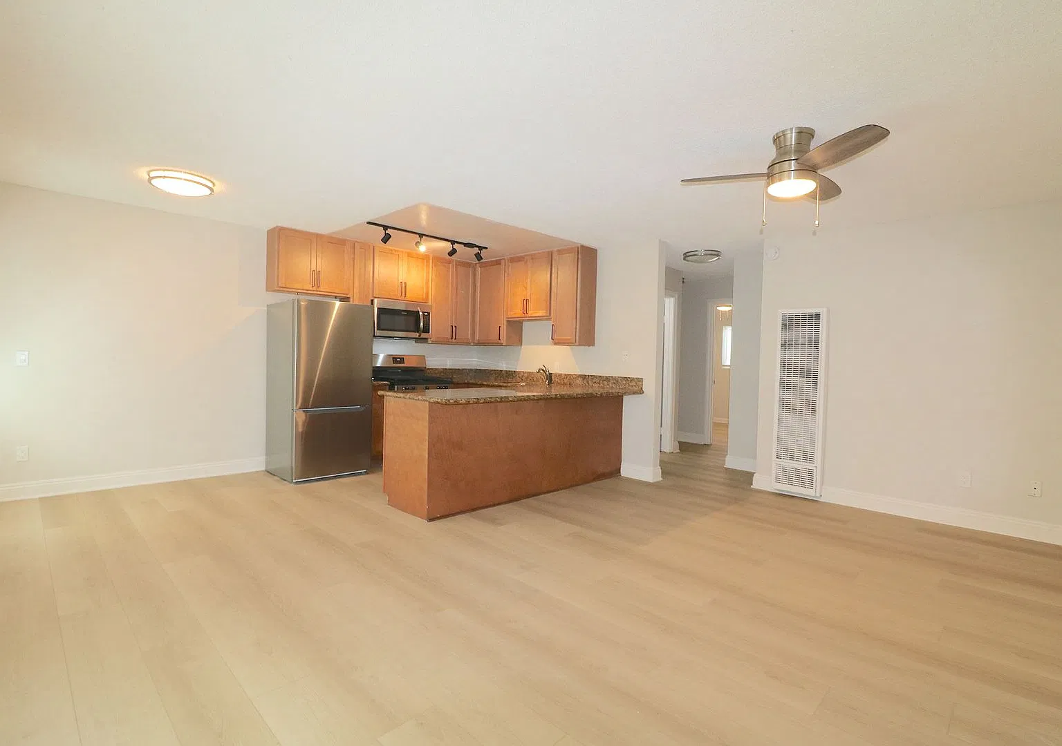 4333 Winona Avenue — Photo 4