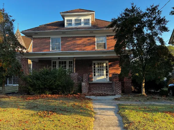 77 Market St, Onancock, VA 23417