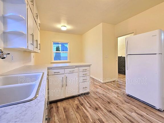 5th image of 2327 Lombard Ave