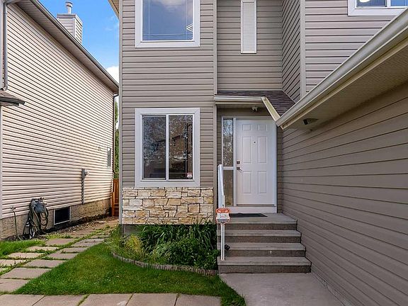 3rd image of 210 NW Crimson Ln