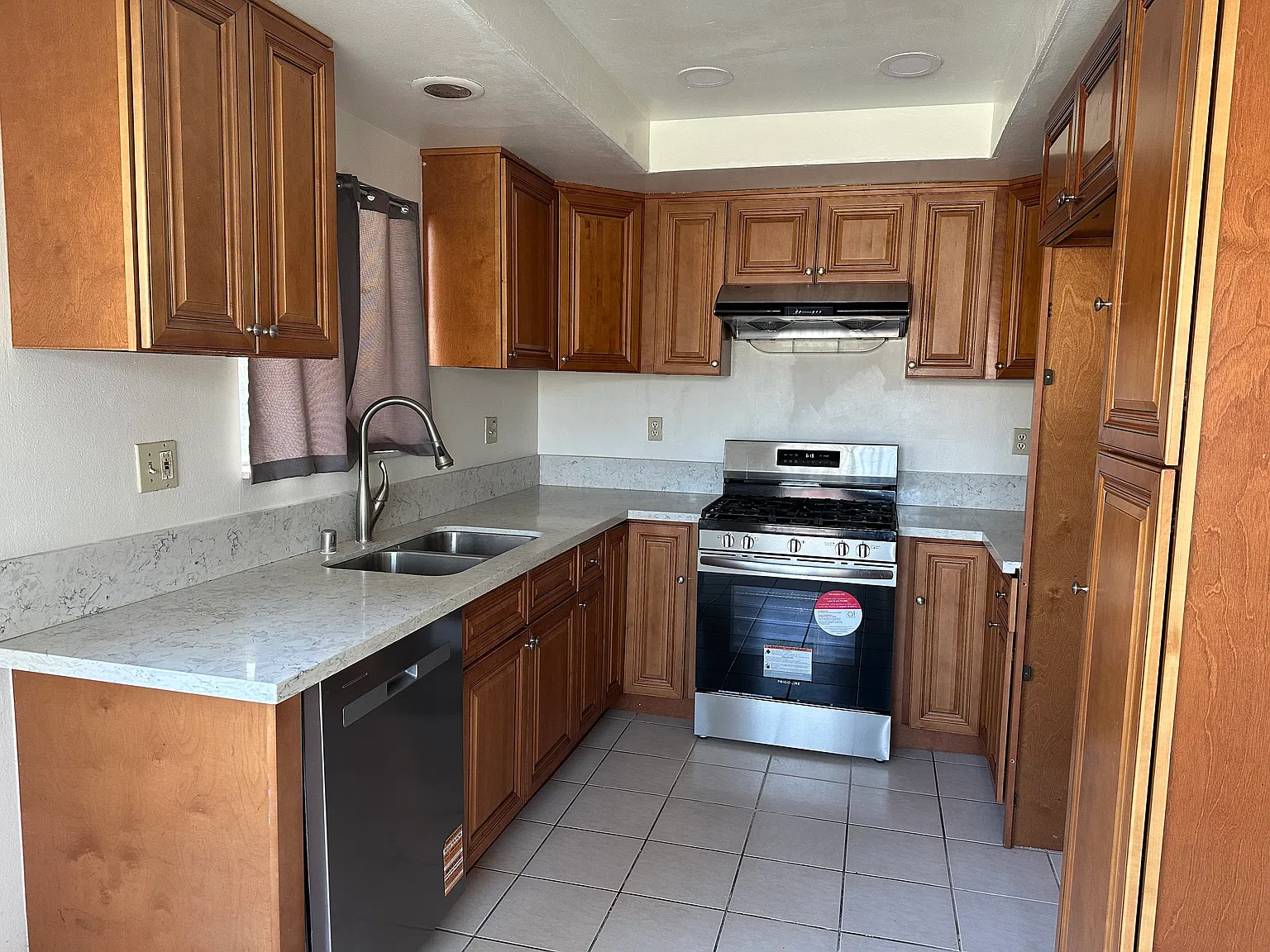3 bed, 1400 sqft, $3,400 — Photo 4
