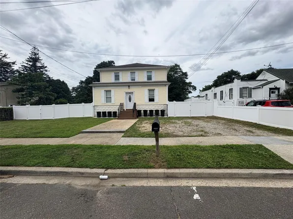 741 Clocks Blvd, Massapequa, NY 11758