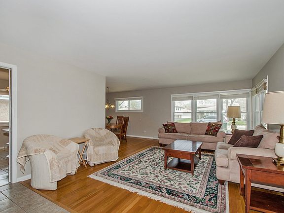 3rd image of 8922 Natoma Ave