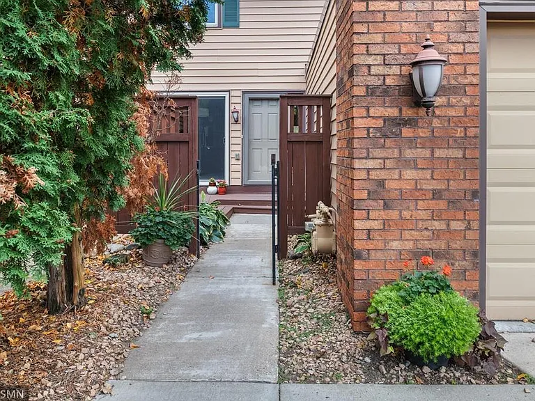 4831 Spring Cir — Photo 2