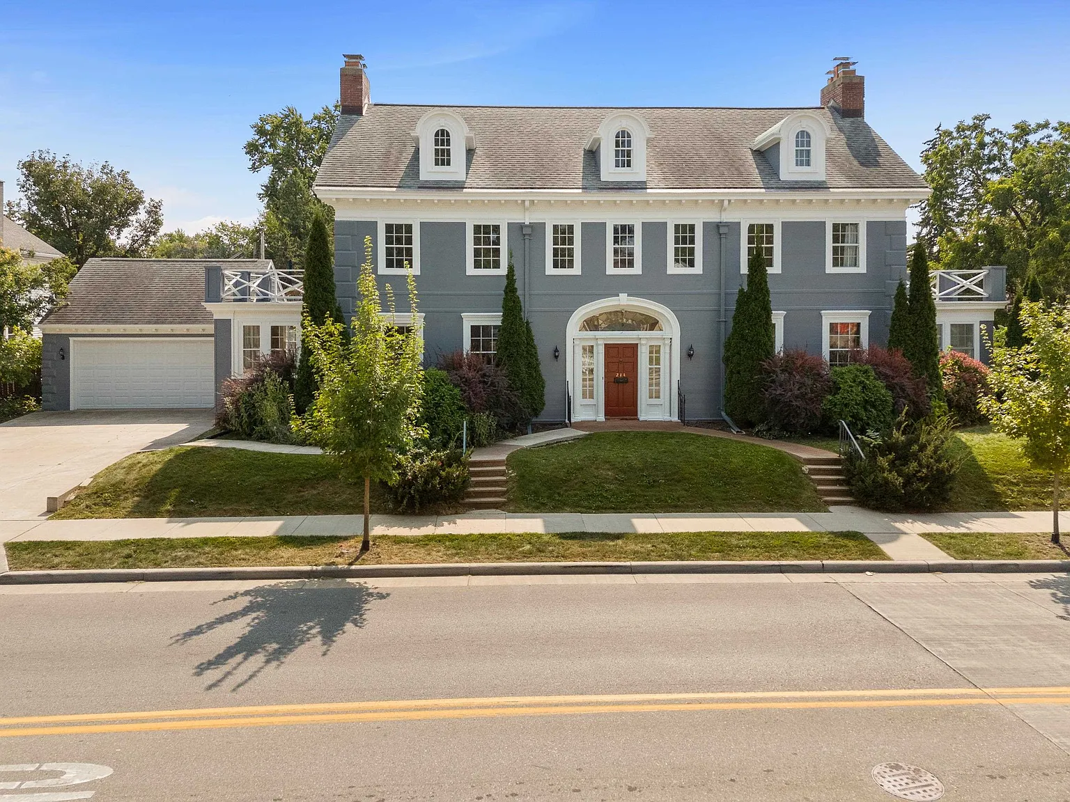 214 E Division St photo 1