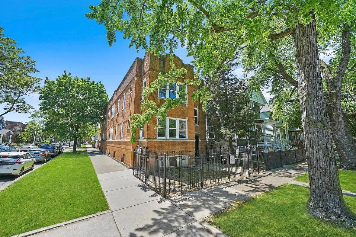 3301 W Belle Plaine Ave — Photo 4