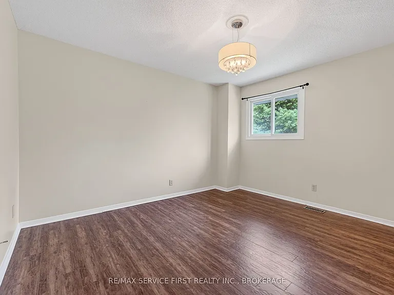 877 Muirfield Cres — Photo 19