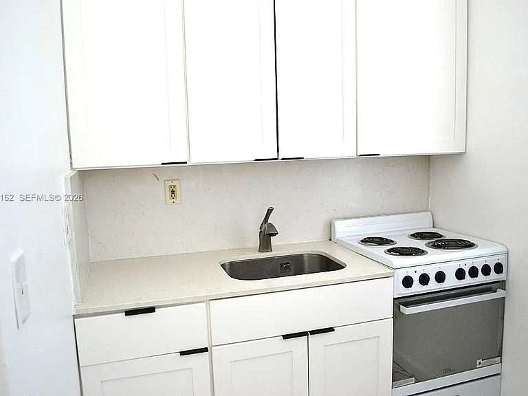 1035 SW 4th St #4 — Photo 4