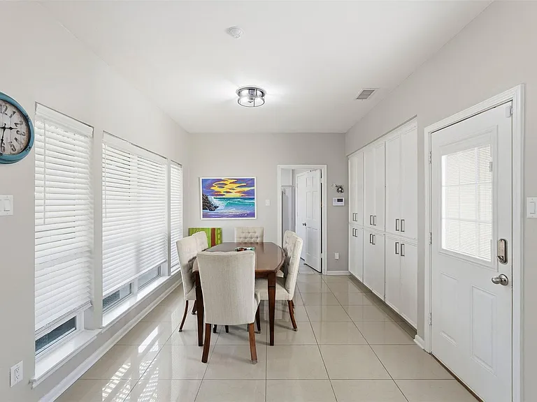 7927 Wolfield Ln — Photo 6