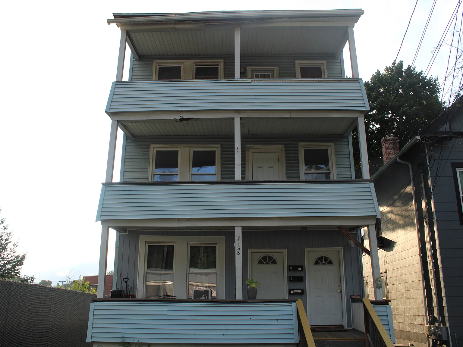 3 bed, 1056 sqft, $1,850 — Photo 1