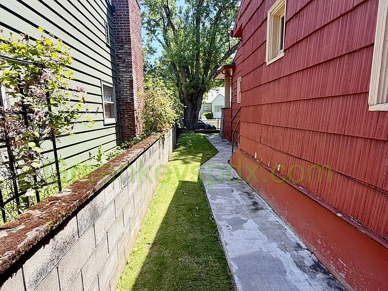 1021 N Jessup St — Photo 8