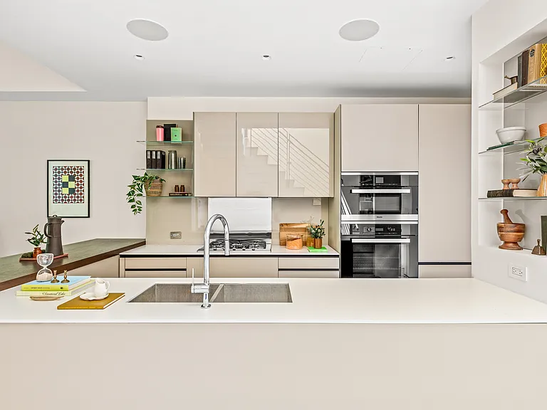 240 E 61st St #1 — Photo 4