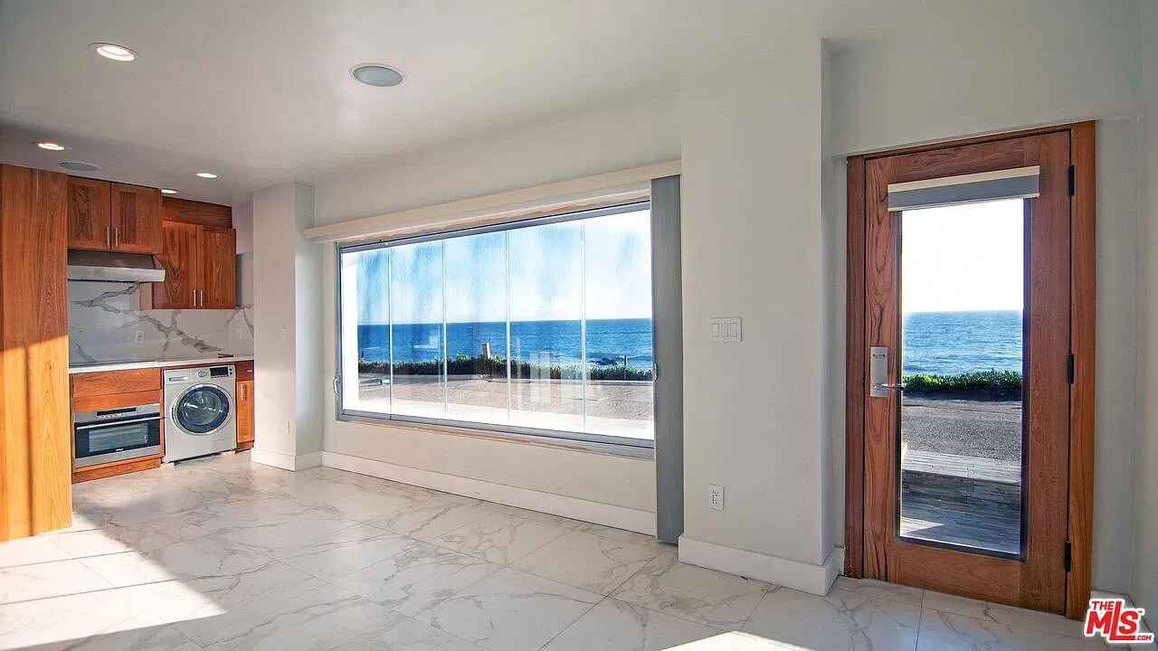 1 bed, 1.0 bath, 374 sqft, $3,995 — Photo 4
