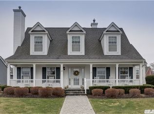 27 Golden Spruce Dr, Calverton, NY 11933
