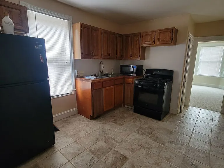 646 W Walnut St — Photo 1