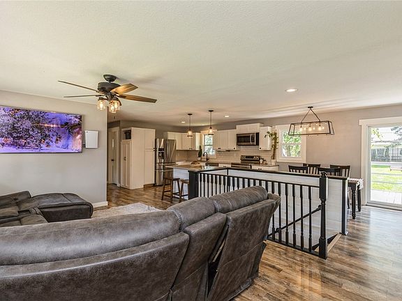 3rd image of 204 N Sunset Dr