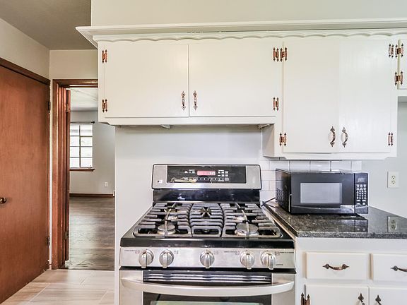 4th image of 2809 Lakeside Dr