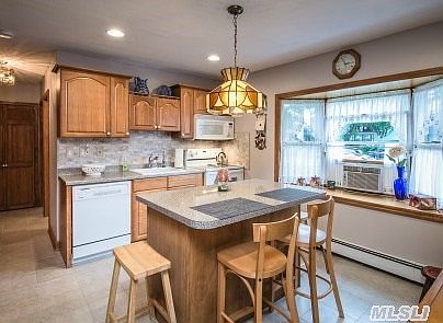 2nd image of 8 Mead Ln